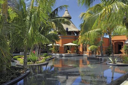 pool at dinarobin hotel mauritius
